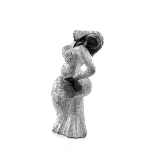 Grå klebersteinfigur av en kvinne som står med den ene hånden oppe i håret og den andre i siden, mot hvit bakgrunn.