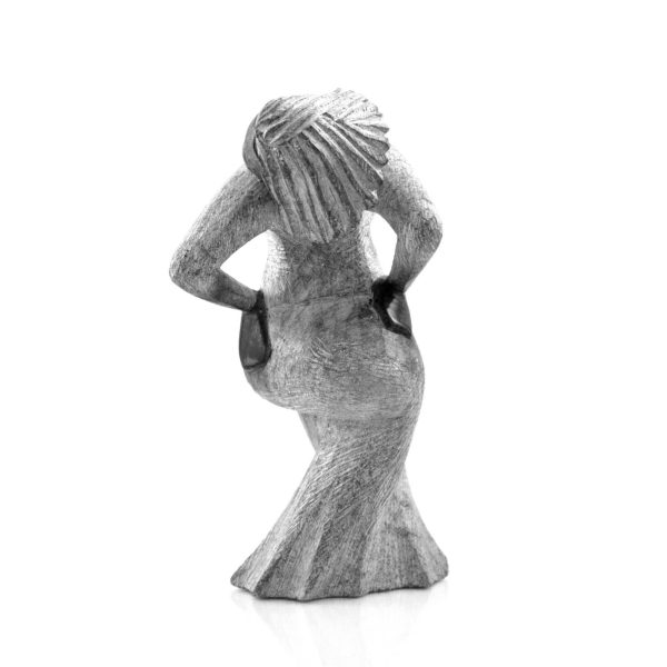 Figuren sett bakfra, der det ribbede håret og de skårne foldene nedover ryggen av kjolen vises.
